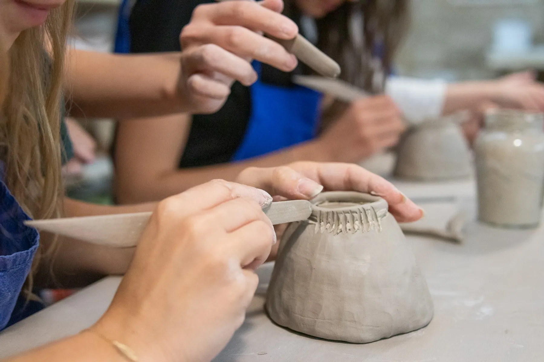 Mains travaillant l'argile dans l'atelier
