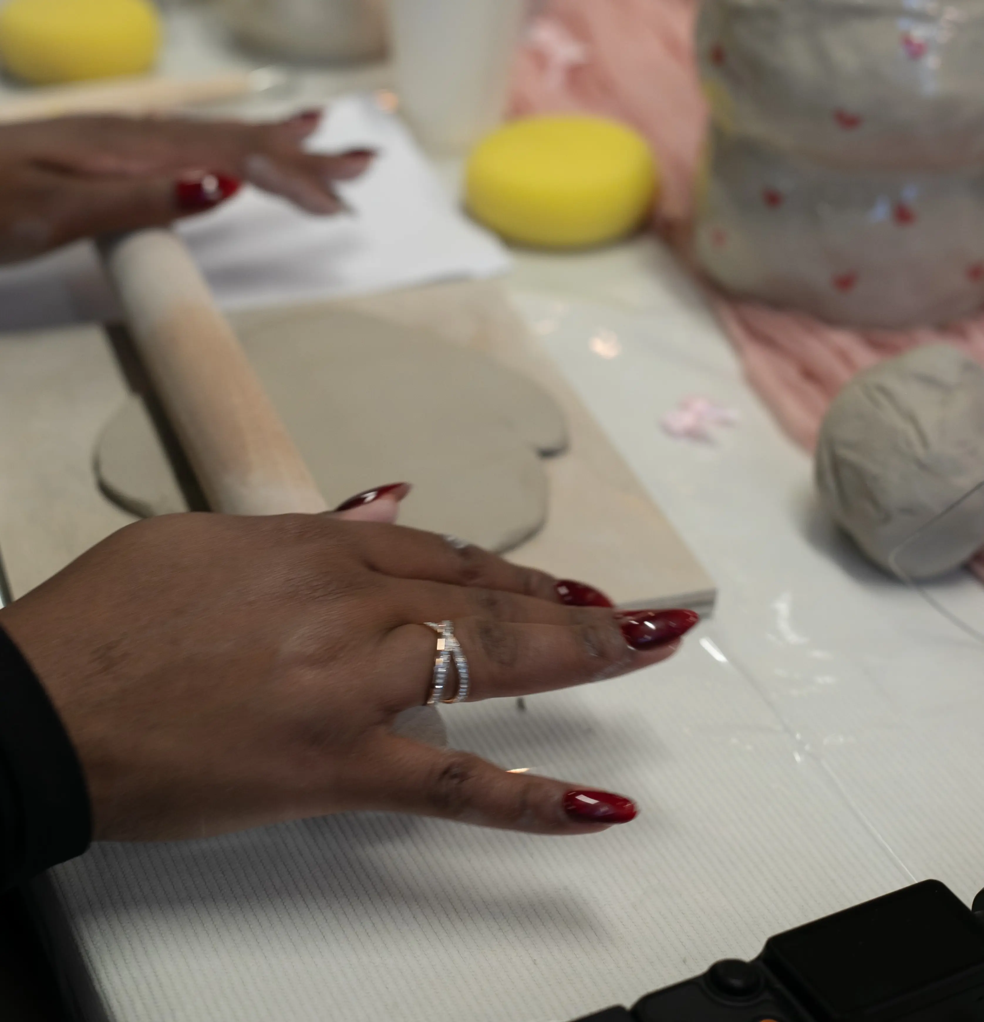 Mains façonnant l'argile lors d'un cours de céramique à Saint-Denis